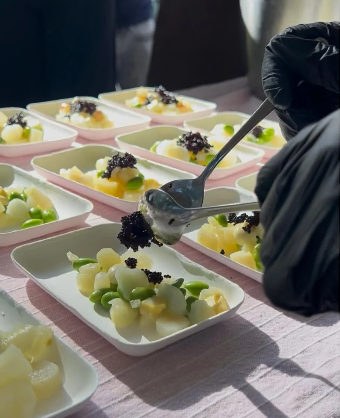 Aspergegerechtjes klaar om uit te serveren tijdens de proeverij