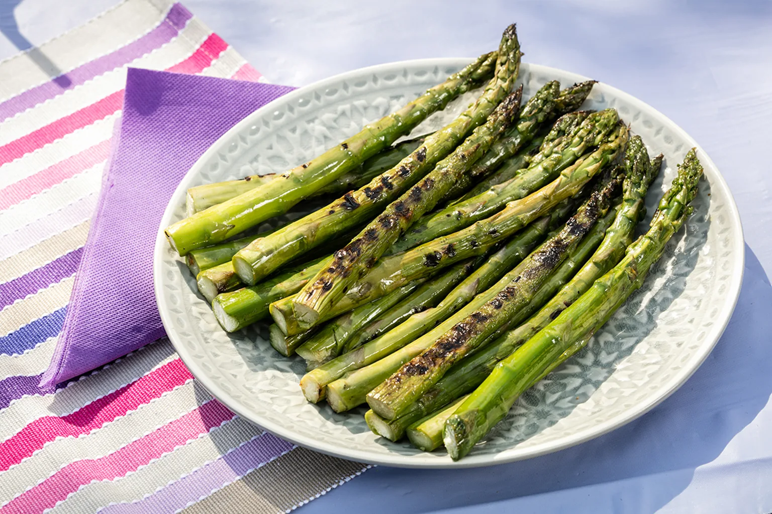 Gegrilde groene asperges tijdens de asperge proeverij