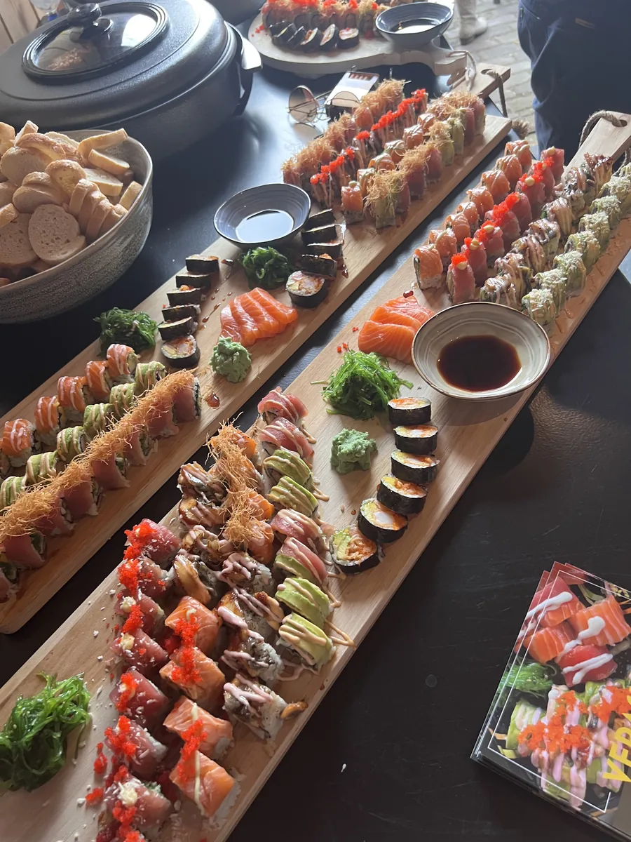 Lang buffet met rijen sushi voor een catering van Sushi Boerin