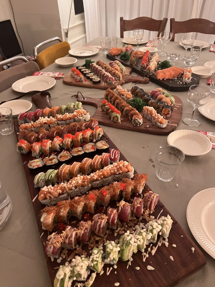 Gedekte tafel met sushiplanken en wijnglazen