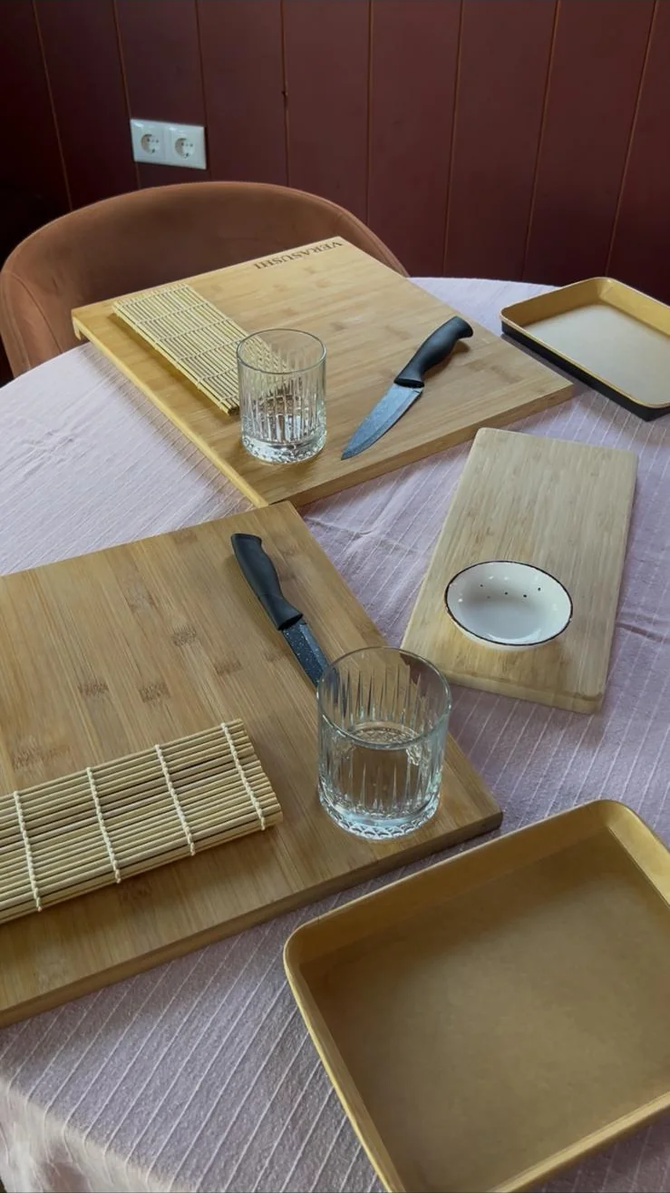 Tafel klaargezet voor een sushi workshop bij Sushi Boerin
